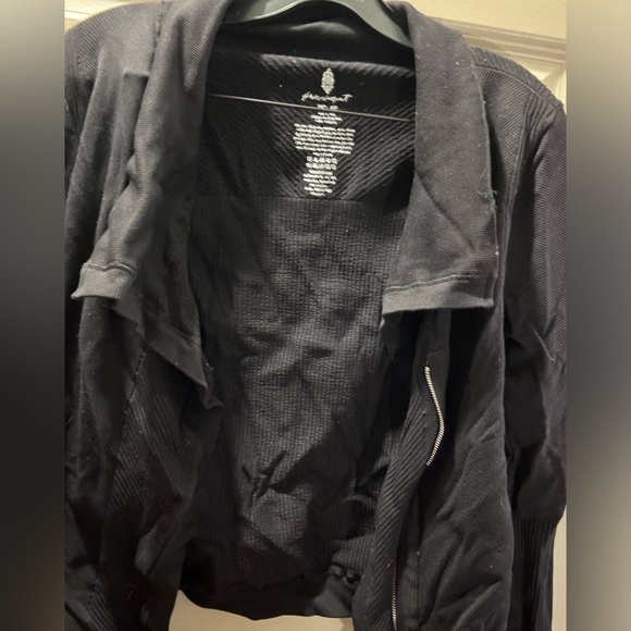 Free people movement zip front moto style jacket. Black, size S. Some piling - Picture 4 of 7